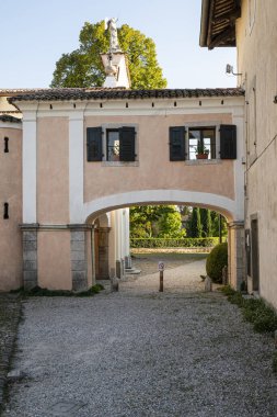 Strassoldo, İtalya. 11 Eylül 2020. Ortaçağ kırsal kesimi Strassoldo 'daki evlerin panoramik manzarası.