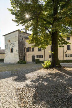 Strassoldo, İtalya. 11 Eylül 2020. Ortaçağ kırsal kesimi Strassoldo 'daki evlerin panoramik manzarası.