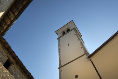 Strassoldo, İtalya. 11 Eylül 2020. Ortaçağ kırsal kesimi Strassoldo 'daki evlerin panoramik manzarası.