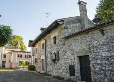 Strassoldo, İtalya. 11 Eylül 2020. Ortaçağ kırsal kesimi Strassoldo 'daki evlerin panoramik manzarası.