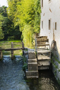 Strassoldo, İtalya. 11 Eylül 2020. İtalya 'nın Strassoldo kentindeki ortaçağ kırsal köyünde antik bir su değirmeni.