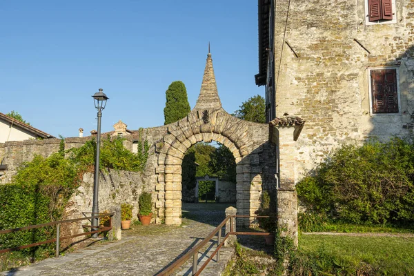 Strassoldo, İtalya. 11 Eylül 2020. Ortaçağ kırsal köyü Strassoldo 'nun antik giriş kapısı.