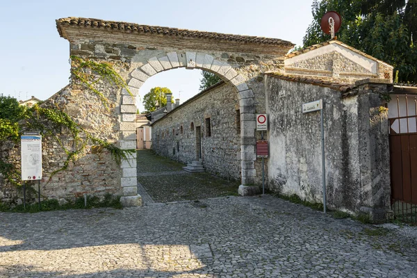 イタリアのストラッソルド 2020年9月11日イタリア ストラッソルドの中世農村への古代の入り口 — ストック写真