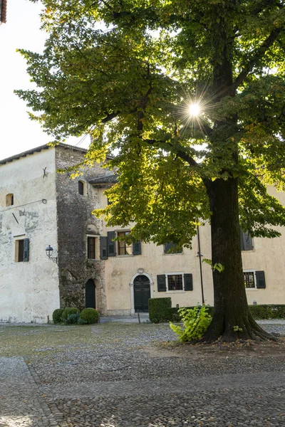 イタリアのストラッソルド 2020年9月11日中世の農村ストラソルドの家のパノラマビュー — ストック写真