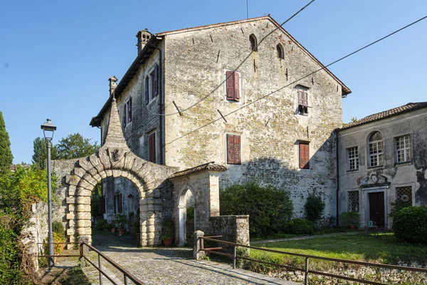 イタリア ストラッソルドの中世農村への古代の入り口の門 — ストック写真