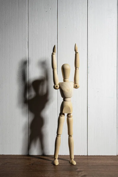 Деревянный Манекен Поднятыми Руками — стоковое фото