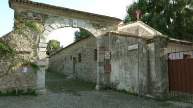 Strassoldo, İtalya. 11 Eylül 2020. Ortaçağ kırsal köyü Strassoldo 'nun antik giriş kapısı.
