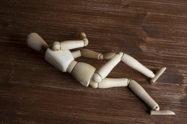 Tahta bir manken dinleniyor.