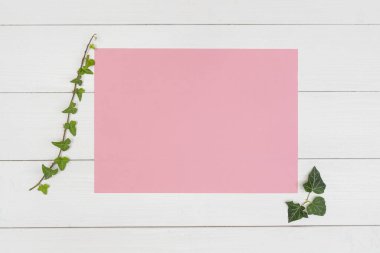 Beyaz ahşap bir masanın üzerinde renkli bir sayfa.