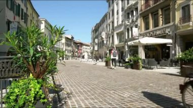 Udine, İtalya. 30 Eylül 2020. Mercatovecchio caddesinin şehir merkezindeki manzarası.