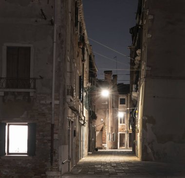 Venedik, İtalya. 8 Ekim 2020. Sokak lambalarının ışığı şehir merkezindeki sokakları aydınlatıyor.