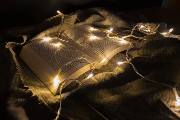 Μικρά Λευκά Φώτα Φωτίζουν Ένα Βιβλίο Τοποθετείται Μάλλινη Κουβέρτα — Φωτογραφία Αρχείου