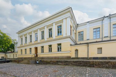 Helsinki, Finlandiya. 27 Ağustos 2025. Şehir merkezindeki Gözlemevi Dağ Parkı 'ndaki binanın dış görüntüsü.