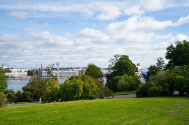 Helsinki, Finlandiya. 27 Ağustos 2025. Şehir merkezindeki gözlemevi dağ parkının panoramik görüntüsü