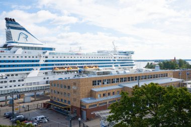 Helsinki, Finlandiya. 27 Ağustos 2025. Helsiki limanının şehir merkezindeki panoramik görüntüsü