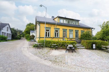 Helsinki, Finlandiya. 27 Ağustos 2025. Adada tipik antik renkli ahşap evler