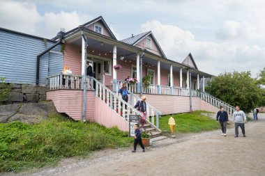 Helsinki, Finlandiya. 27 Ağustos 2025. Adada tipik antik renkli ahşap evler