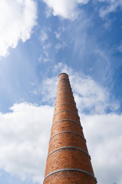 Eski bir tuğla baca manzarası