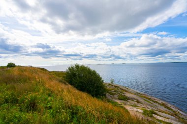 Helsinki, Finlandiya. 27 Ağustos 2025. Ada kıyılarının panoramik manzarası.