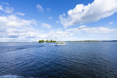Helsinki, Finlandiya. 27 Ağustos 2025. Şehrin önündeki körfezin panoramik manzarası.