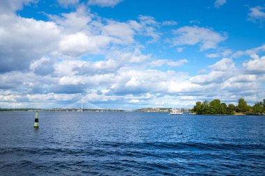 Helsinki, Finlandiya. 27 Ağustos 2025. Şehrin önündeki körfezin panoramik manzarası.