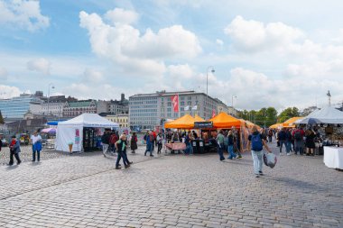 Helsinki, Finlandiya. 27 Ağustos 2025. Kauppatori, şehir merkezindeki kalıcı liman pazarı.