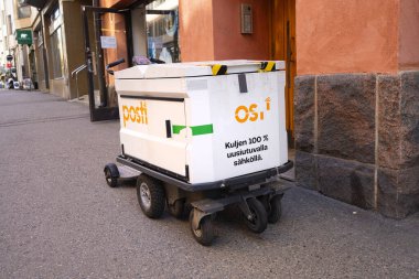 Helsinki, Finlandiya. 27 Ağustos 2025. Küçük Finlandiya posta servisi aracı şehir merkezindeki kaldırımda.