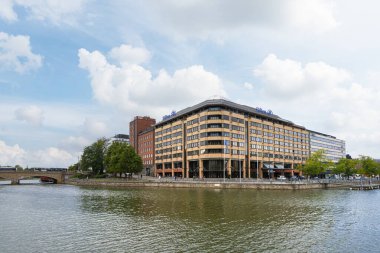 Helsinki, Finlandiya. 27 Ağustos 2025. Şehir merkezindeki Hilton marka otelin panoramik manzarası.