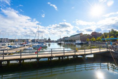 Helsinki, Finlandiya. 27 Ağustos 2025. Şehir merkezindeki turistik limanın panoramik görüntüsü
