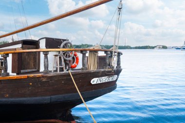 Helsinki, Finlandiya. 27 Ağustos 2025. Şehir merkezinin limanında demirlemiş eski bir ahşap geminin görüntüsü.