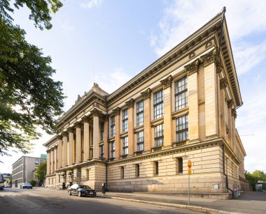 Helsinki, Finlandiya. 27 Ağustos 2025. Şehir merkezindeki devlet arşiv binasının dış görüntüsü.