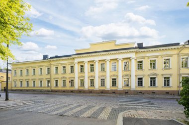 Helsinki, Finlandiya. 27 Ağustos 2025. Helsinki Üniversitesi 'nin şehir merkezindeki dış görünümü