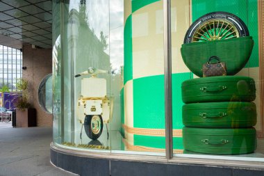 Helsinki, Finlandiya. 28 Ağustos 2025. Şehir merkezindeki Luois Vuitton mağazasının dış görüntüsü