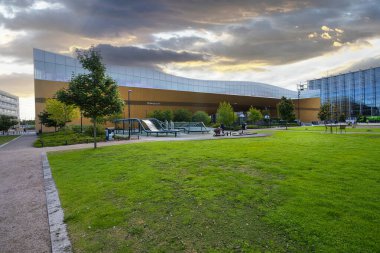 Helsinki, Finlandiya. 26 Ağustos 2025. Şehir merkezindeki Oodi Merkez Kütüphanesi 'nin modern mimarisinin panoramik görüntüsü