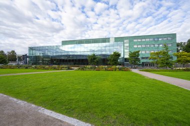 Helsinki, Finlandiya. 26 Ağustos 2025. Şehir merkezindeki Oodi Merkez Kütüphanesi 'nin modern mimarisinin panoramik görüntüsü