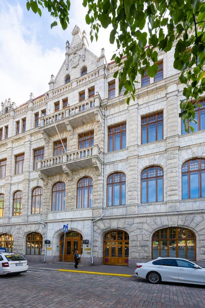 Helsinki, Finlandiya. 27 Ağustos 2025. Şehrin tarihi merkezinin sokaklarındaki tipik antik bina.