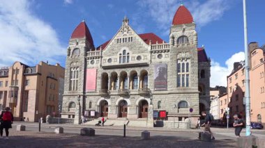 Helsinki, Finlandiya. 26 Ağustos 2025. Şehir merkezindeki Fin Ulusal Tiyatrosu 'nun dış görünüşü