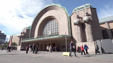 Helsinki, Finlandiya. 26 Ağustos 2025. Şehir merkezindeki Helsinki merkez istasyonunun dış görüntüsü.