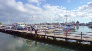 Helsinki, Finlandiya. 27 Ağustos 2025. Şehir merkezindeki turistik limanın panoramik görüntüsü