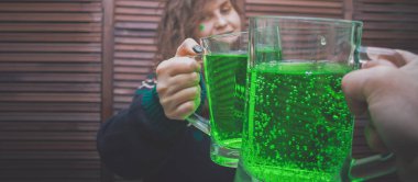 yeşil bira bir woodenwall karşısında bir barda bir fincan genç kadınla banner