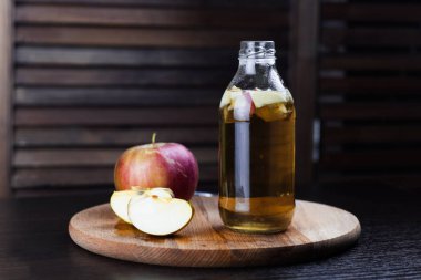 Kombucha elma ahşap arka plan ile