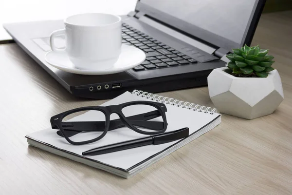 Arbeitsplatz Mit Laptop Notizbuch Brille Und Einer Tasse Kaffee Mit — Stockfoto