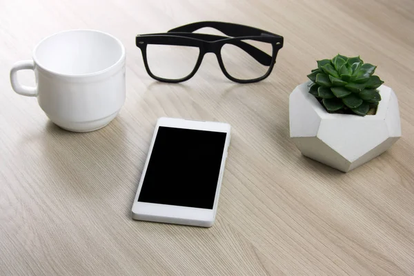 Kaffeetasse Sukkulente Und Smartphone Auf Einem Holztisch — Stockfoto