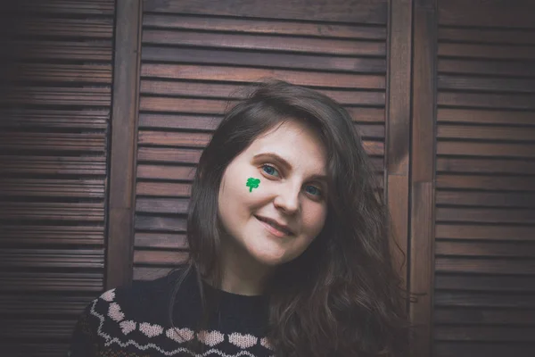 Young Beautiful Woman Painted Green Clover Her Cheek Bar Front — Stock Photo, Image