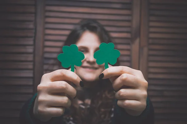 Jeune Belle Femme Avec Papier Coupé Feuille Verte Trèfle Main — Photo