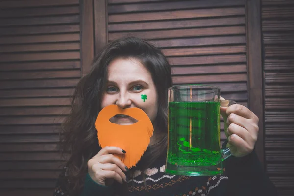 Young Beautiful Woman Red Paper Beard Mug Green Ale Bar — Stock Photo, Image