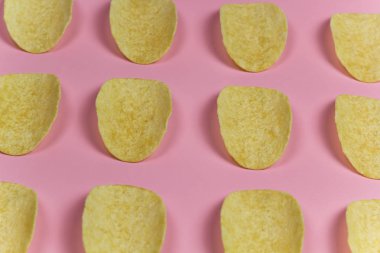 Üstten Görünüm model pembe pastel arka plan fişleri