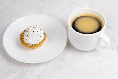 kremalı kek çikolata ve kahve Kupası beton arka plan ile dekore edilmiş