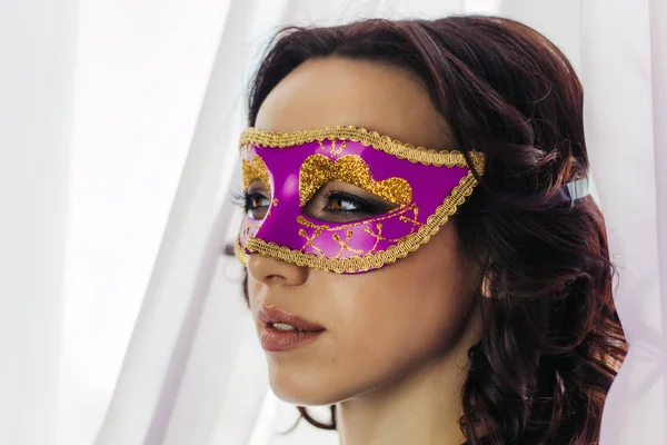 Schöne Junge Frau Rosa Und Goldener Maske — Stockfoto