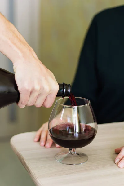 Mano Masculina Con Botella Vino Tinto Vierte Vino Una Copa —  Fotos de Stock